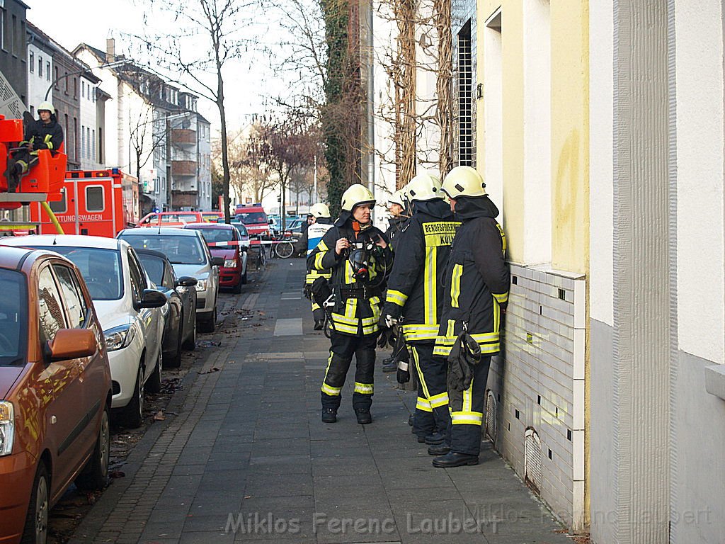 Einsatz Feuerwehr SEK Polizei Koeln Nippes Merheimerstr P056.JPG
